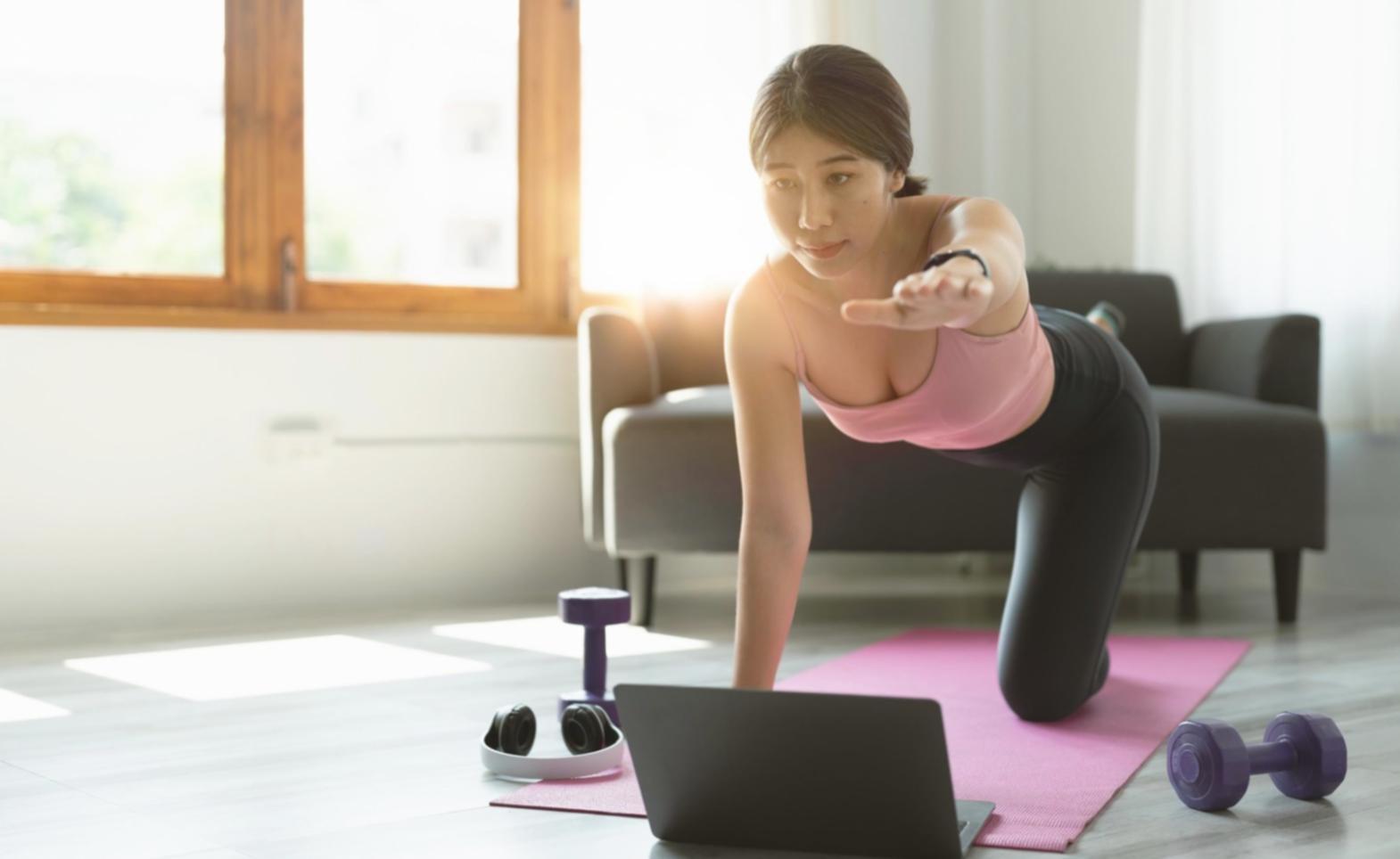 Athlète CrossFit effectuant un mouvement technique sous supervision professionnelle